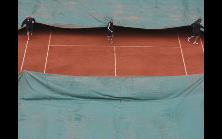 La arcilla de la cancha Philippe Chatrier en París, protegida contra la tormenta que suspendió la final varonil. AP  /