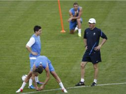 Laurent Blanc, entrenador de Francia, dirige el entrenamiento previo al debut. AP  /