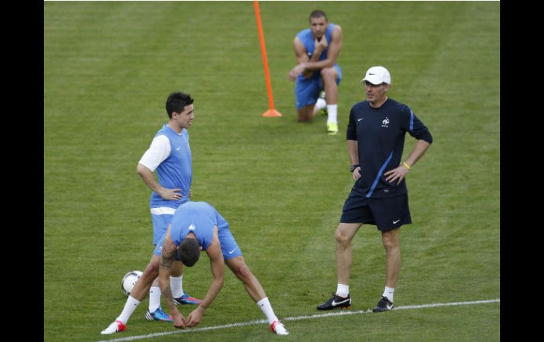 Laurent Blanc, entrenador de Francia, dirige el entrenamiento previo al debut. AP  /