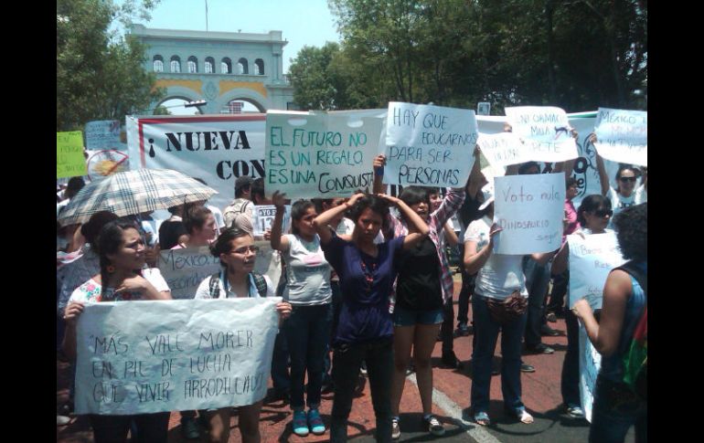 Jóvenes de #YoSoy132 se preparan en Avenida Vallarta para iniciar su recorrido al Parque Rojo y el de Las Estrellas.  /