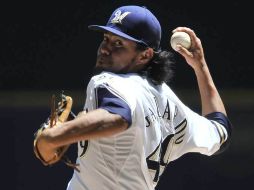 Yovani Gallardo supo controlar a los bateadores de San Diego para llevarse la victoria. AP  /