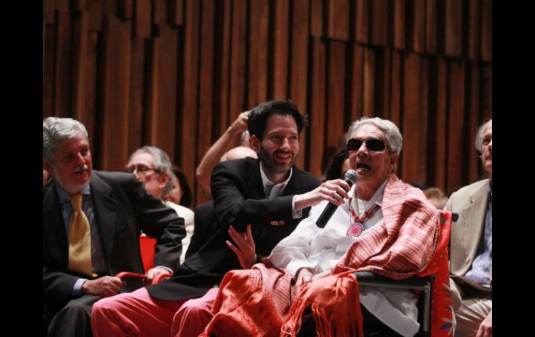 La cantante Chavela Vargas (d), el pintor Juan Carlos Valle (c) y el embajador de España en México, Manuel Alabart. EFE  /