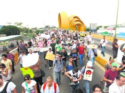 Integrantes de #YoSoy132GDL marchan sobre la Avenida Mariano Otero.  /