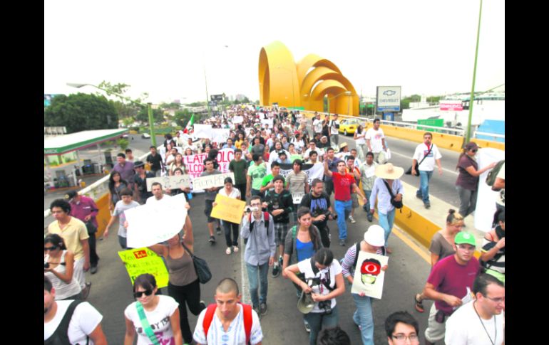 Integrantes de #YoSoy132GDL marchan sobre la Avenida Mariano Otero.  /