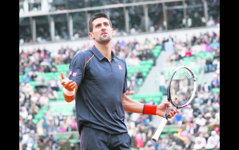 Justo cuando Djokovic estaba despegando y Nadal apenas podía descifrar a su rival, la lluvia detiene el juego de forma definitiva. AFP  /