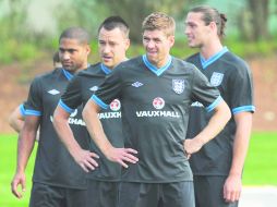 LISTOS. Los ingleses Glen Johnson, John Terry, Steven Gerrard y Andy Carroll, durante la práctica. AP  /