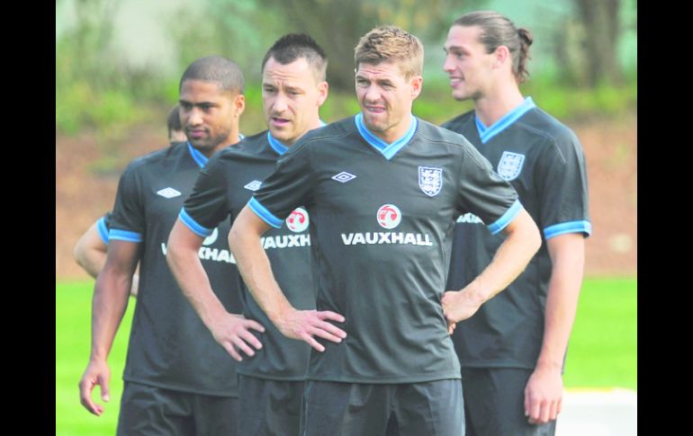 LISTOS. Los ingleses Glen Johnson, John Terry, Steven Gerrard y Andy Carroll, durante la práctica. AP  /