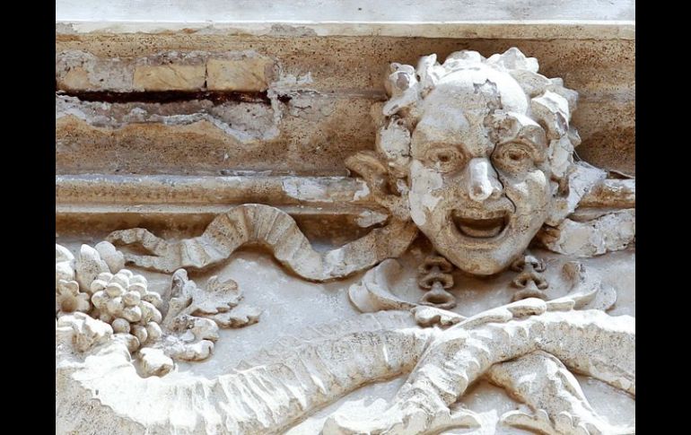 El magnífico conjunto escultórico de la Fontana de Trevi se ve amenazado por los elementos naturales. REUTERS  /