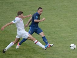 Steven Gerrard (i) pelea el balón con Franck Bilal Ribéry (d), durante el partido. AFP  /