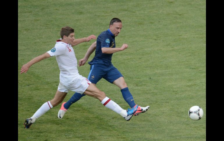 Steven Gerrard (i) pelea el balón con Franck Bilal Ribéry (d), durante el partido. AFP  /