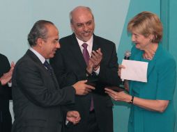 Felipe Calderón recibió un reconocimiento de manos de la directora de la Oficina de Evaluación y Supervisión  del BID. NOTIMEX  /