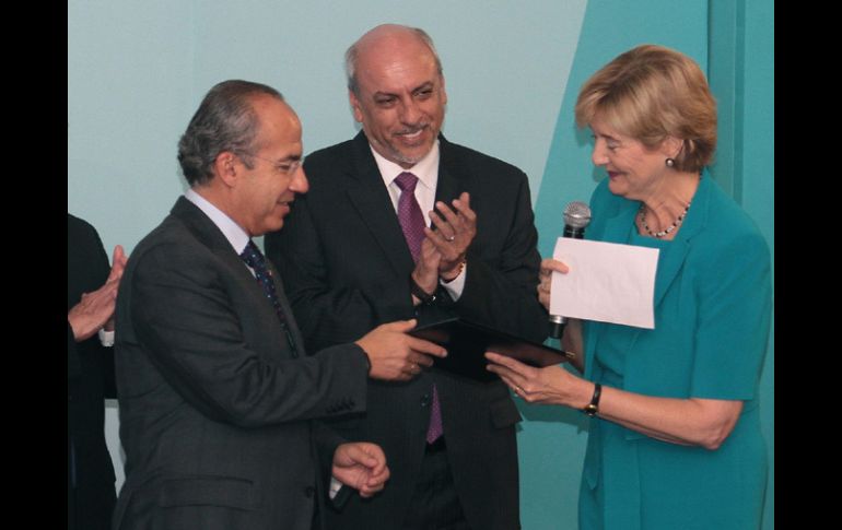 Felipe Calderón recibió un reconocimiento de manos de la directora de la Oficina de Evaluación y Supervisión  del BID. NOTIMEX  /