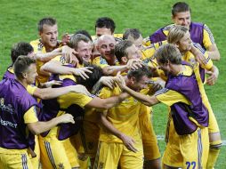 El jugador de la selección ucraniana Andriy Shevchenko (c) celebra con sus compañeros un gol ante Suecia. EFE  /