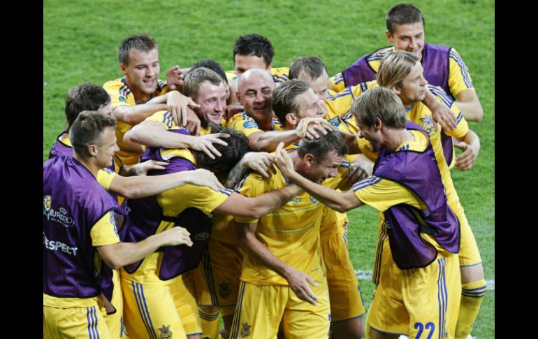 El jugador de la selección ucraniana Andriy Shevchenko (c) celebra con sus compañeros un gol ante Suecia. EFE  /