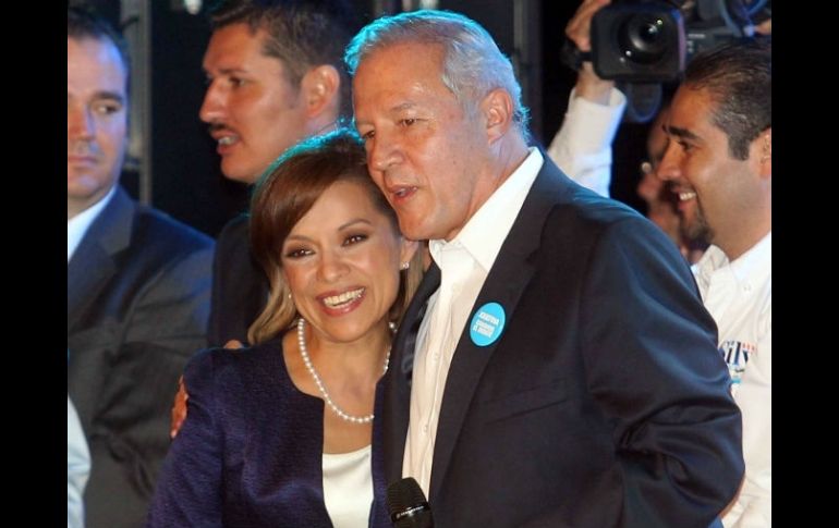 Josefina Vázquez Mota y Fernando Guzmán en el evento de celebración del PAN tras   concluir debate presidencial.  /