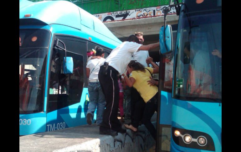 Pasajeros del Macrobús fueron reubicados en otra unidad.  /