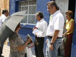 Alfredo Barba Mariscal recorre los barrios de Santiago y San Francisco. ESPECIAL  /