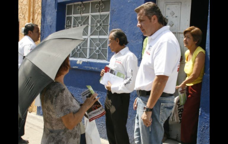 Alfredo Barba Mariscal recorre los barrios de Santiago y San Francisco. ESPECIAL  /