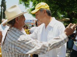 Fernando Garza platica con vecinos de Miravalle. ESPECIAL  /