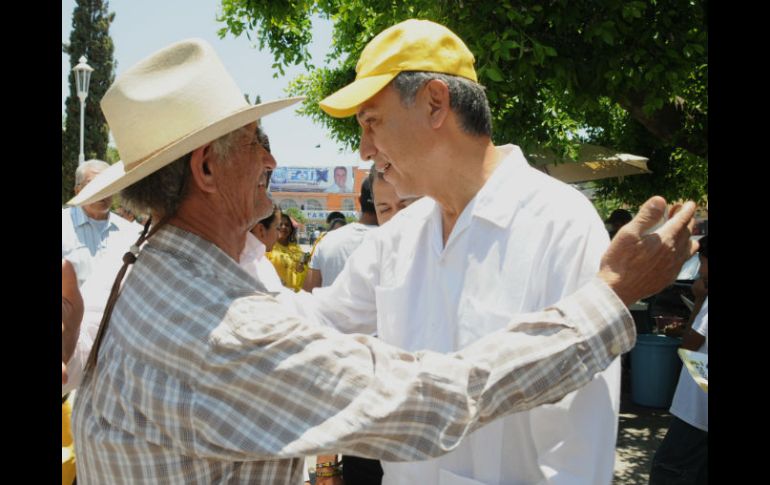 Fernando Garza platica con vecinos de Miravalle. ESPECIAL  /