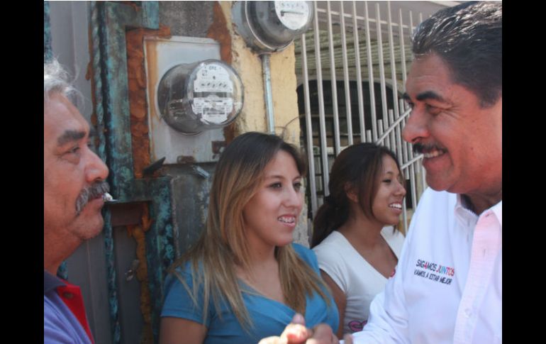 Ramiro Hernández  con vecinos de la colonia Belisario Domínguez. ESPECIAL  /