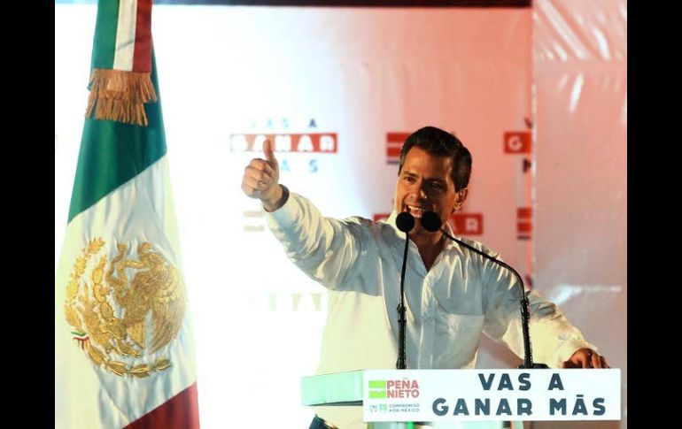 Enrique Peña Nieto en la Plaza Liberación de Guadalajara tras el segundo debate entre aspirantes presidenciales.  /