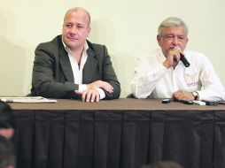 El candidato presidencial López Obrador ofreció una rueda de prensa a las 07:00 horas, con el aspirante a gobernador.  /