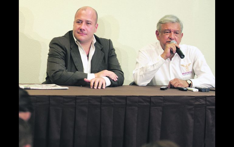 El candidato presidencial López Obrador ofreció una rueda de prensa a las 07:00 horas, con el aspirante a gobernador.  /