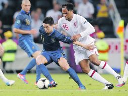 Los dos anotadores del partido, el francés Samir Nasri y el inglés Joleon Lescott, disputan la posesión del esférico. REUTERS  /