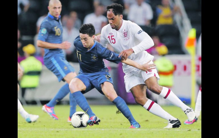 Los dos anotadores del partido, el francés Samir Nasri y el inglés Joleon Lescott, disputan la posesión del esférico. REUTERS  /