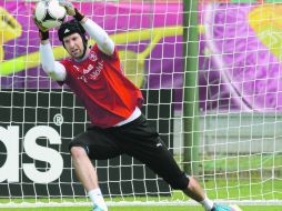 A BAJAR LA CORTINA. El portero Petr Cech recibió cuatro goles en el debut de los checos en la Eurocopa.  /