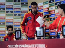 Sergio Busquets, (centro), llega hoy a una conferencia de prensa en Polonia con su compañero de equipo Jesús Navas. AP  /