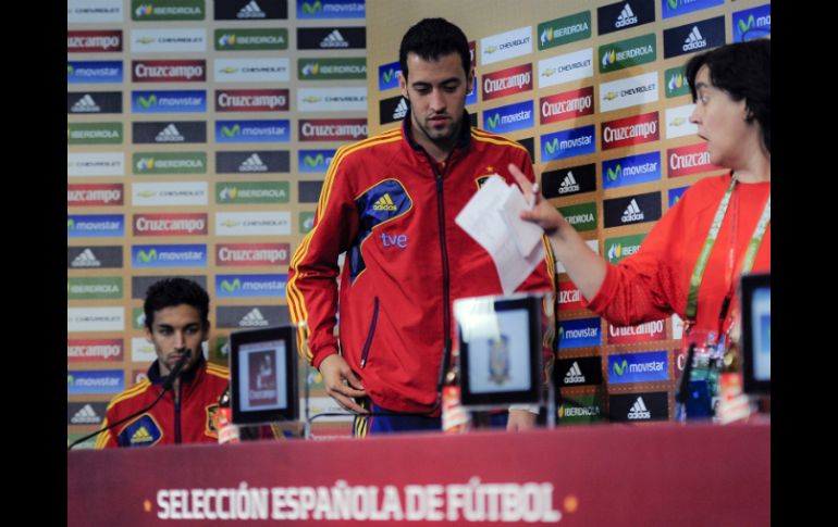 Sergio Busquets, (centro), llega hoy a una conferencia de prensa en Polonia con su compañero de equipo Jesús Navas. AP  /