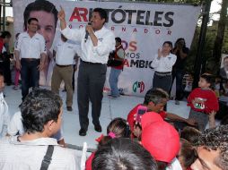 Ramiro Hernández (al micrófono) acompañado por Aristóteles Sandoval (izq) durante una visita en el Parque Gaza de Guadalajara. ARCHIVO  /