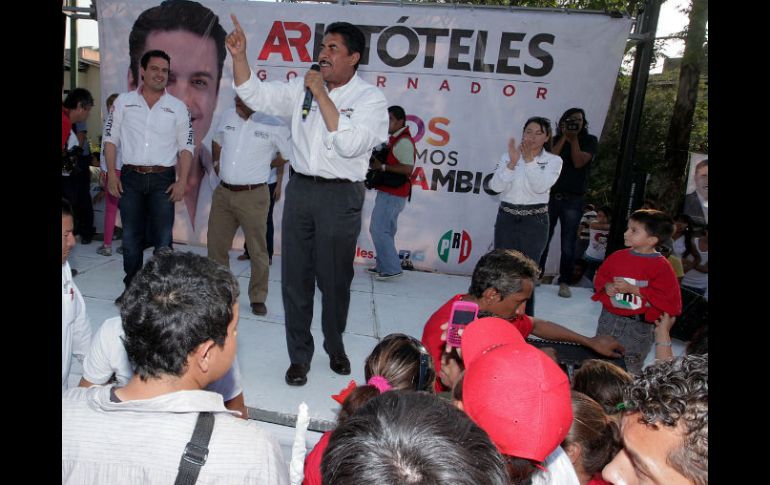 Ramiro Hernández (al micrófono) acompañado por Aristóteles Sandoval (izq) durante una visita en el Parque Gaza de Guadalajara. ARCHIVO  /