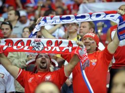 A pesar de ambiente de concordia en las tribunas, a las afueras del estadio se presentaron enfrentamientos entre rusos y polacos. AP  /