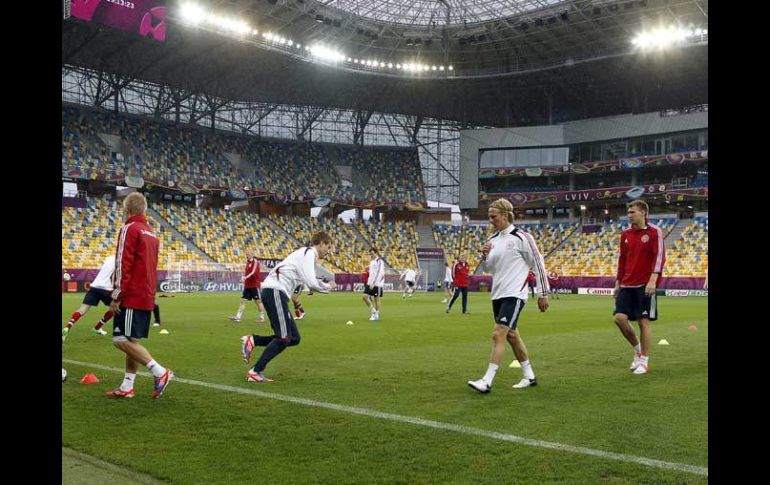 La Selección de Dinamarca cerró su preparación en el estadio de Lviv. AFP  /