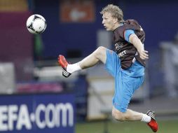 Dirk Kuyt controla un balón durante el entrenamiento de Holanda. EFE  /