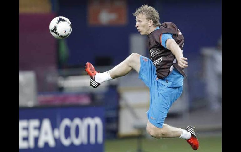 Dirk Kuyt controla un balón durante el entrenamiento de Holanda. EFE  /