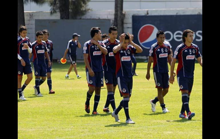 Los jugadores de Chivas terminan una de sus prácticas en Verde Valle.  /