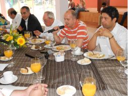 Augusto Valencia (camisa naranja), acompañado del candidato por Guadalajara Salvador Caro (de saco negro). ESPECIAL  /