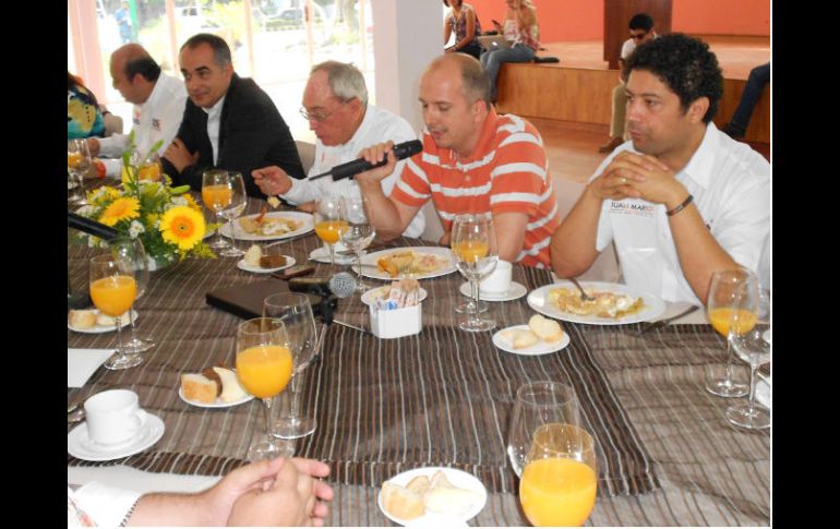 Augusto Valencia (camisa naranja), acompañado del candidato por Guadalajara Salvador Caro (de saco negro). ESPECIAL  /