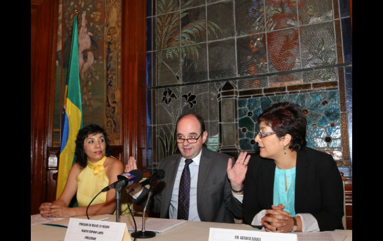 La directora de Contenidos, Laura Niembro, el embajador de Brasil, Marcos Raposo y la directora de la FIL, Nubia Macías. NTX  /