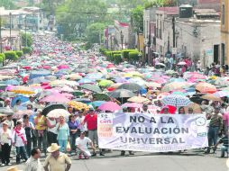 Los maestros de la CNTE en Michoacán marcharon ayer en Morelia para después tomar la plaza principal. NTX  /