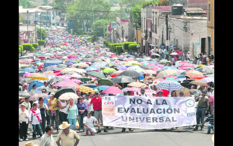 Los maestros de la CNTE en Michoacán marcharon ayer en Morelia para después tomar la plaza principal. NTX  /