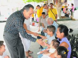 El candidato a gobernador se dirige al público de este municipio, en un acto en el que estuvo acompañado por Santiago Creel. ESPECIAL  /