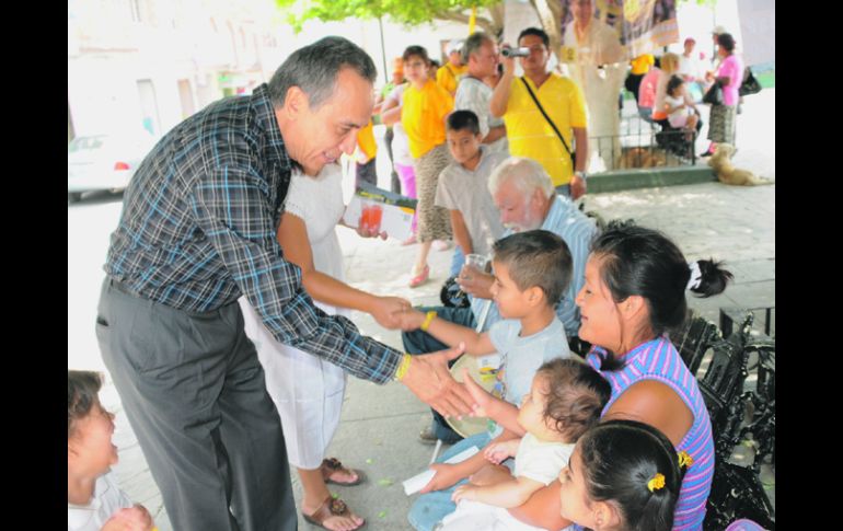 El candidato a gobernador se dirige al público de este municipio, en un acto en el que estuvo acompañado por Santiago Creel. ESPECIAL  /