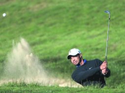 Tiger Woods sale de una trampa de arena, durante la ronda de práctica. GETTY IMAGES SPORT  /