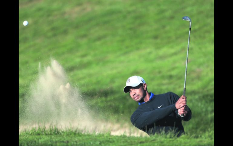 Tiger Woods sale de una trampa de arena, durante la ronda de práctica. GETTY IMAGES SPORT  /