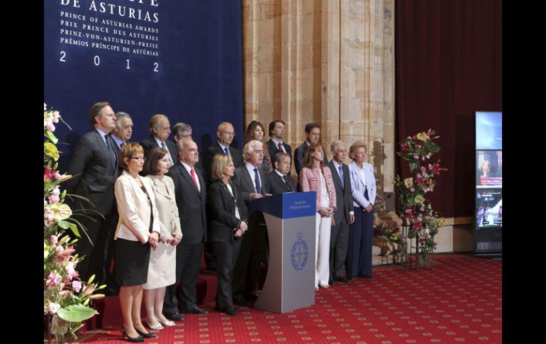 El jurado que ha concedido hoy el Premio Príncipe de Asturias de Cooperación a la Cruz Roja y la Media Luna Roja. EFE  /